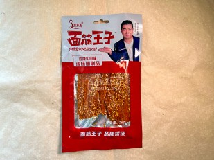 Сухарики со вкусом чеснока: Мучные полоски КРАСНЫЕ со вкусом пряной говядины 76 гр