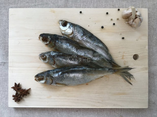 Бастони колбаски сыровяленные классические: Вобла вяленая астраханская средняя